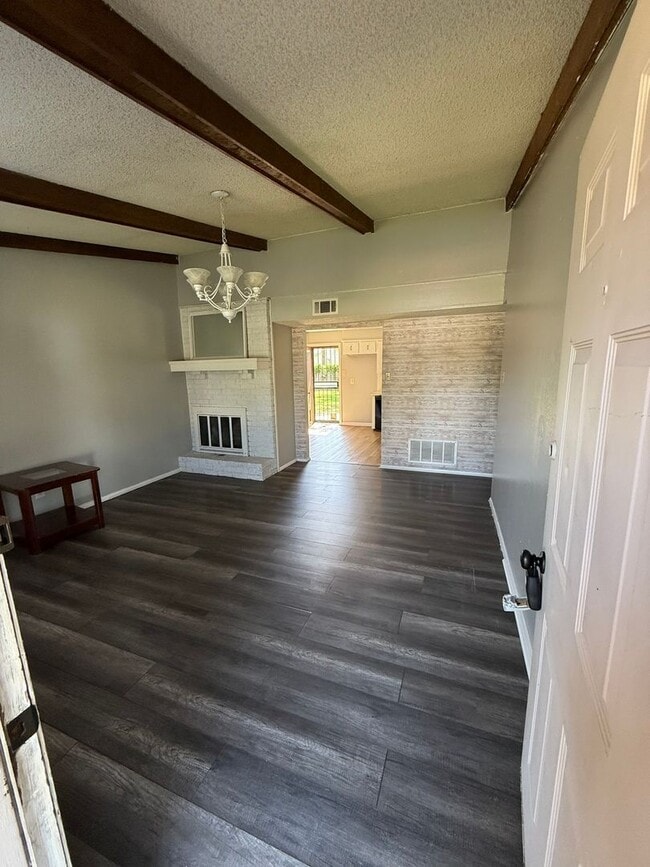 Building Photo - 3 Bedroom and 2 bathroom home.