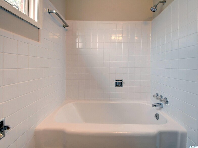 Building Photo - 609 Marguerite Dr NW