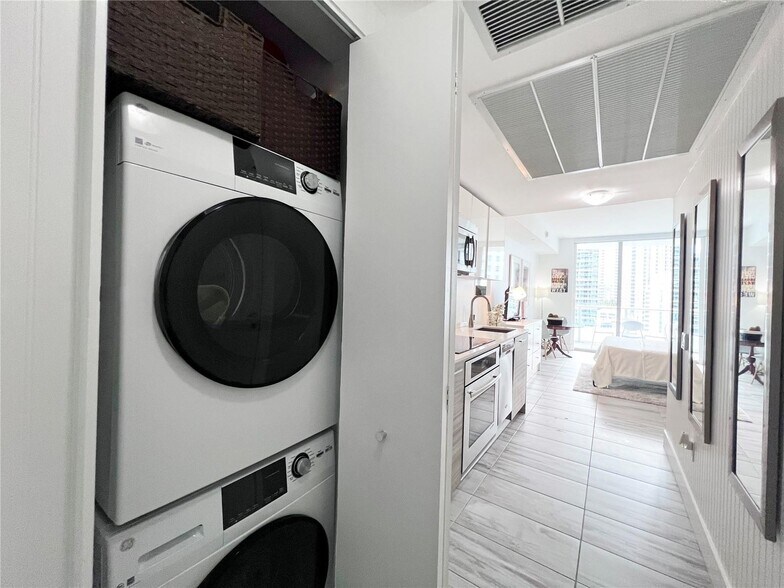 Building Photo - 1300 Brickell Bay Dr