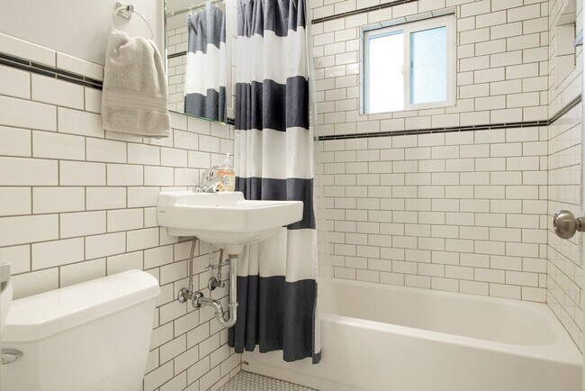 Building Photo - Charming Rambler in North Seattle!