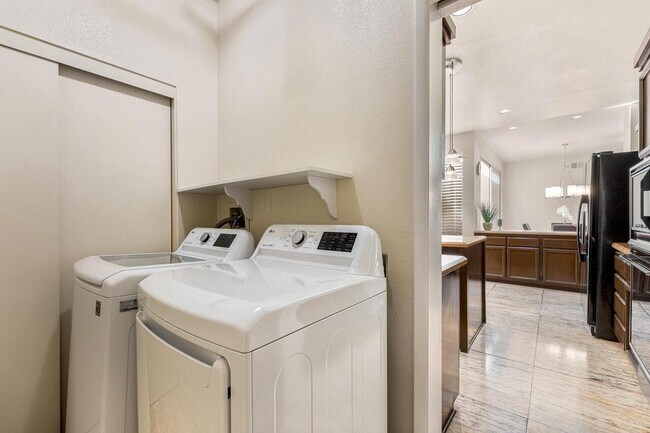 Building Photo - 142 Lakeshore Dr