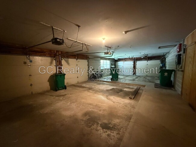 Building Photo - 320 Deer Glen Way