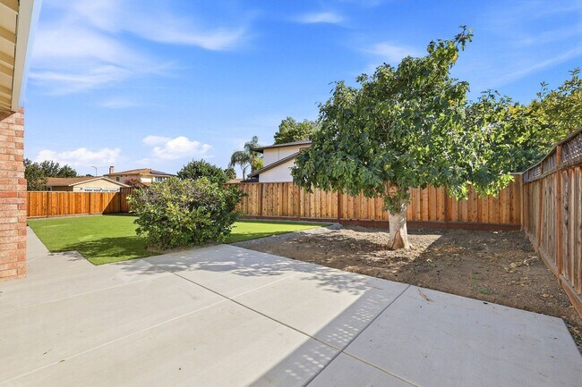Building Photo - 560 Glenburry Way