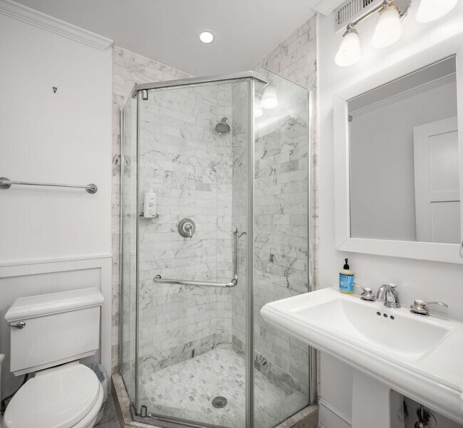 Building Photo - 49 W 16th St