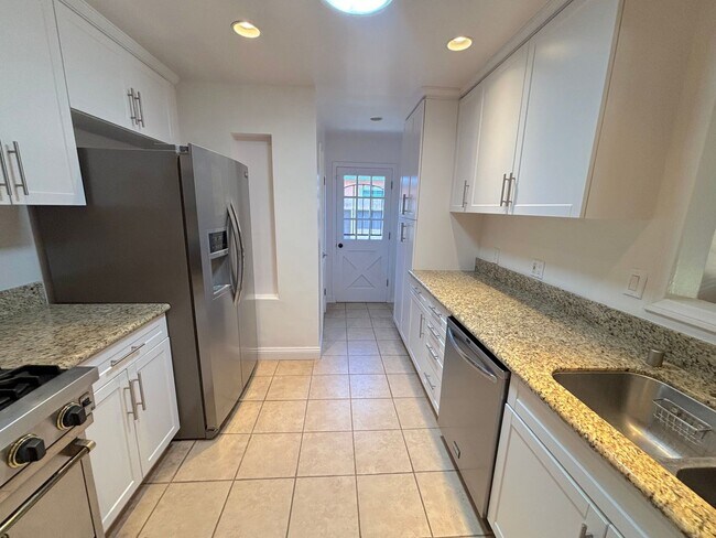Building Photo - 2 Bedroom home located in Long Beach now available!