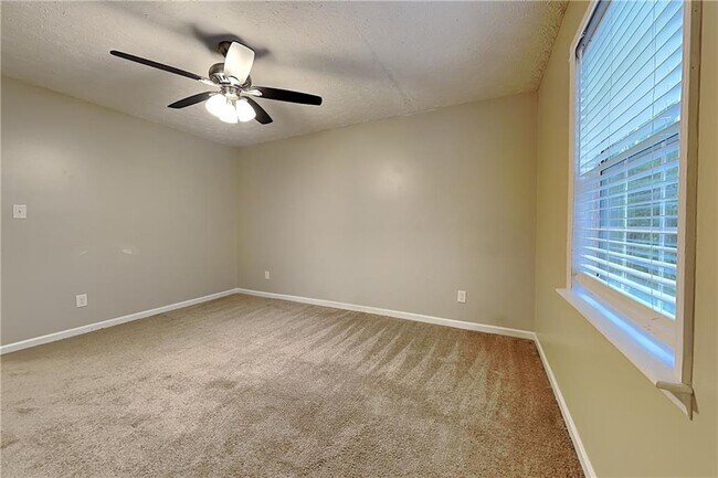 Building Photo - 2075 Pinella Dr