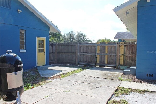 Building Photo - 1718 E Elm Rd