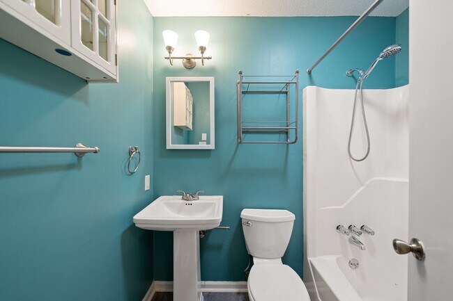 Building Photo - Beautiful 3 Bed 1 Bath Home in Lakewood with Finished Basement Area and Fenced Back Yard!!