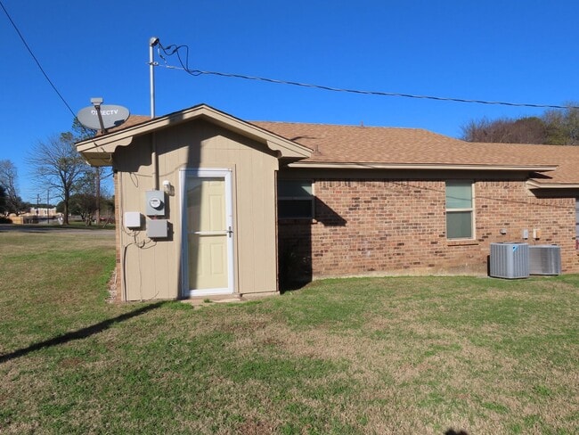 Building Photo - Updated 2 Bedroom, 1 Bath Duplex in Whiteh...