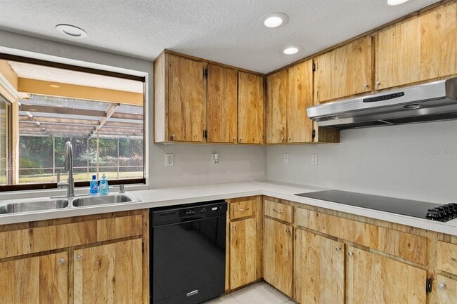 Building Photo - 10206 Lakeview Dr