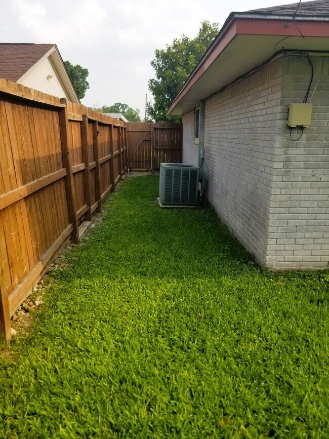 Building Photo - 3515 Castledale Dr