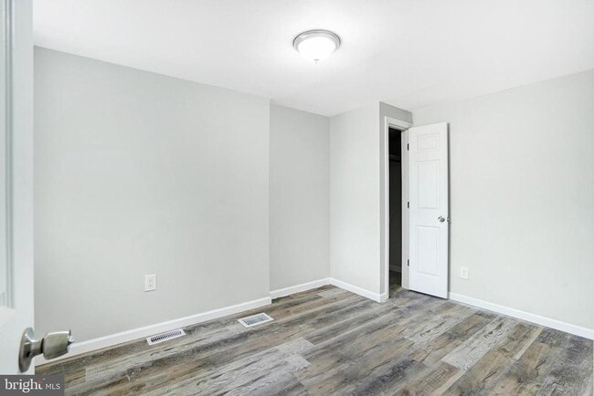 Building Photo - 565 Line St