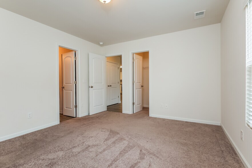 Building Photo - 869 Nursery Rdg Dr