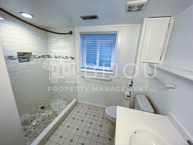 Building Photo - Corner Lot Multi-Level Home