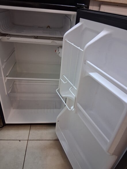 refrigerator - 669 Fairmont Ave