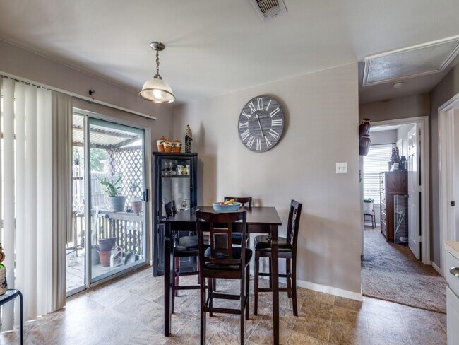 Building Photo - 9651 Oak Hill Dr