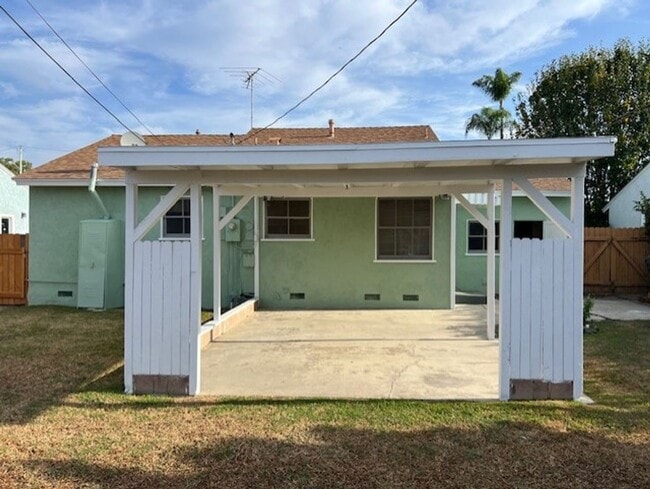 Building Photo - Home with Great Outdoor Space!