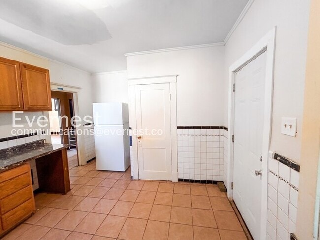 Building Photo - 3 Bed, 2 Bath Home with Off-Street Parking / Vouchers Accepted / Available Now!