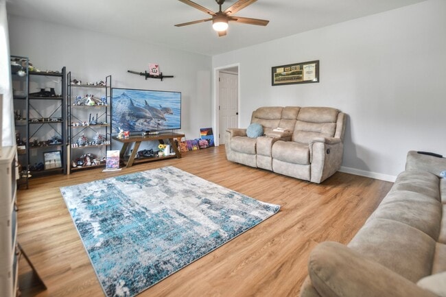 Building Photo - Updated Three Bedroom!