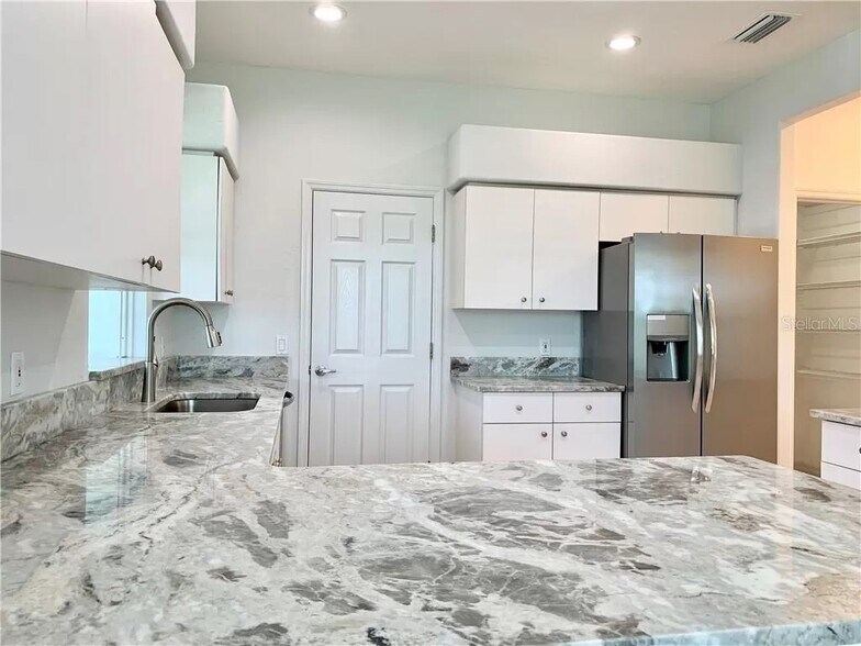 Building Photo - 2301 Goya Dr