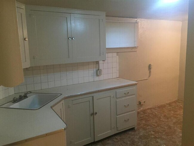 Building Photo - 1412 E 16th St