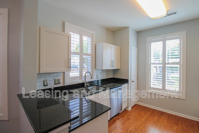 Building Photo - 130 River Landing Dr
