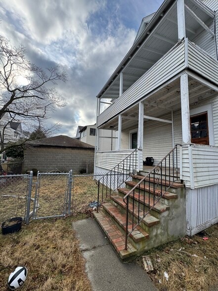 Building Photo - 75 Pinkert St