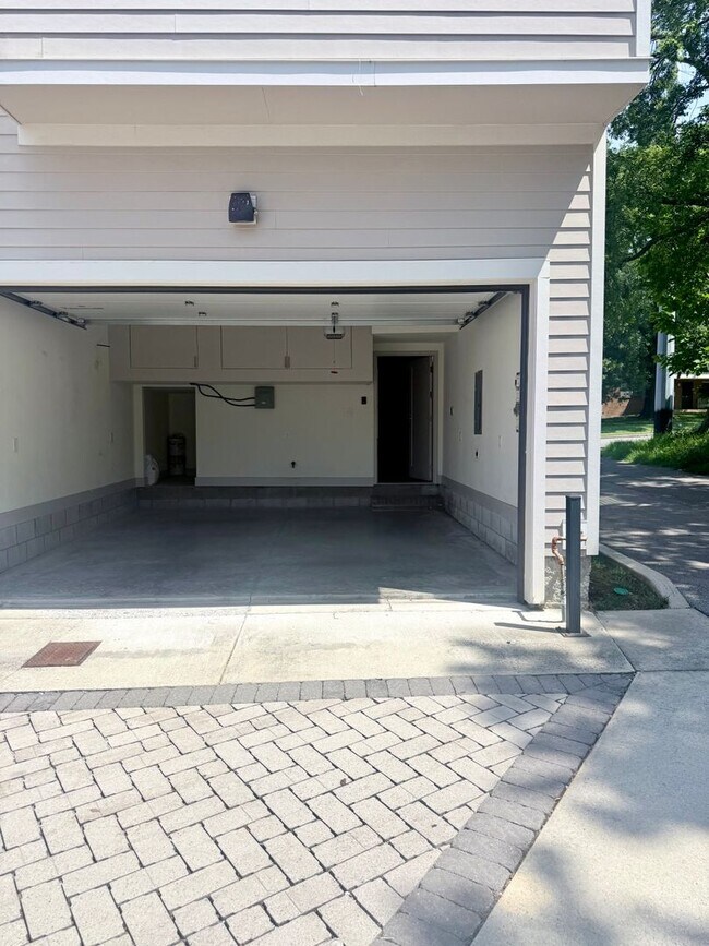 Building Photo - 3 bedroom/3.5 baths/ 12th S