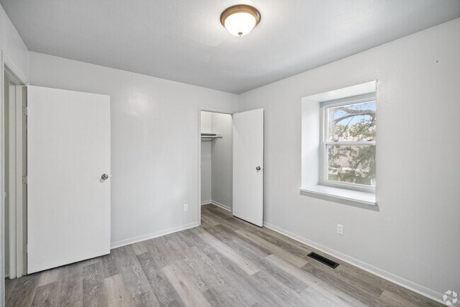 Building Photo - 3515 W Siebenthaler Ave