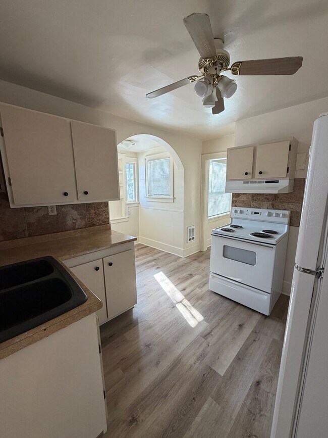 Building Photo - Large 3 bed 2 bath located close to downtown