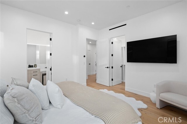 Building Photo - 807 N Paulina Ave