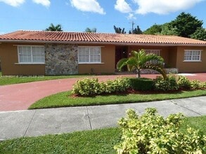 Building Photo - 960 SW 95th Ave