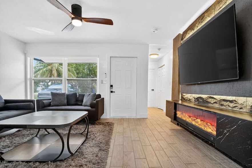 Building Photo - 6660 Custer St