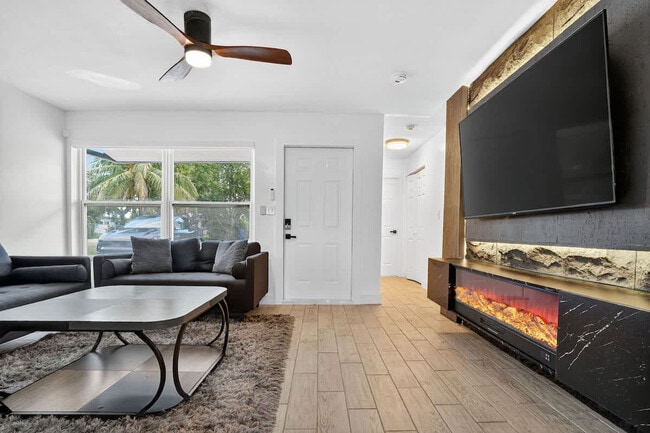 Building Photo - 6660 Custer St