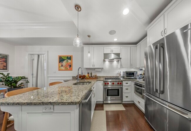 Building Photo - 616 E 4th St