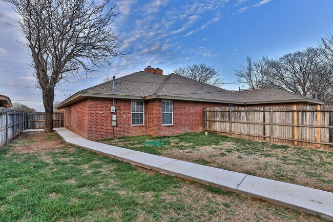Building Photo - Beautifully remodeled 2/2/2 in very upscal...