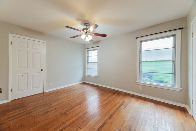 Building Photo - Spacious Layout & Fenced Yard