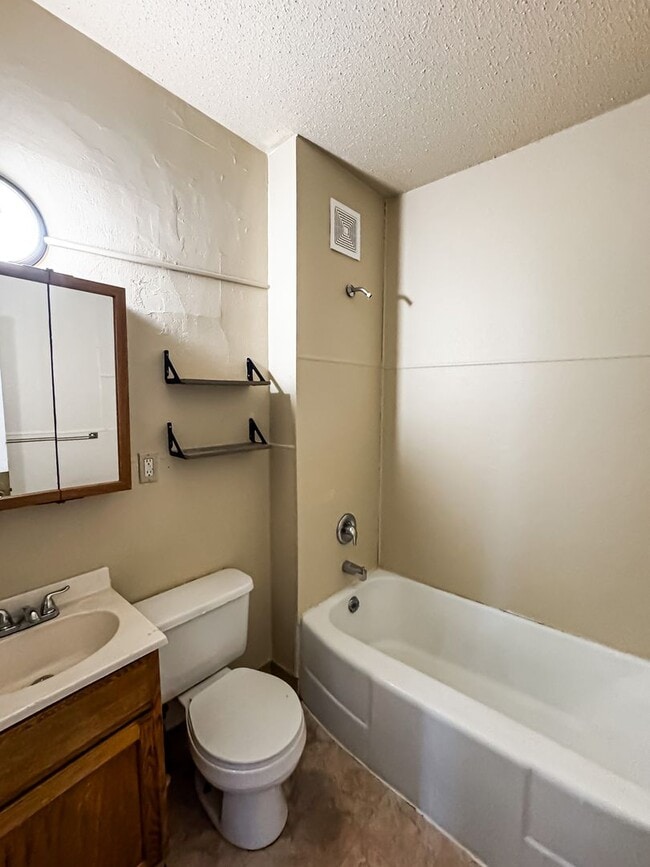 Building Photo - 5 Bed 2 Bath Single Family Home!