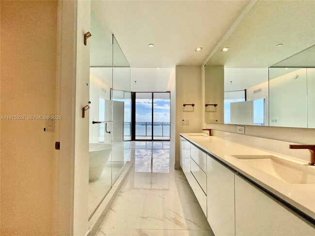 Building Photo - 700 NE 24th St