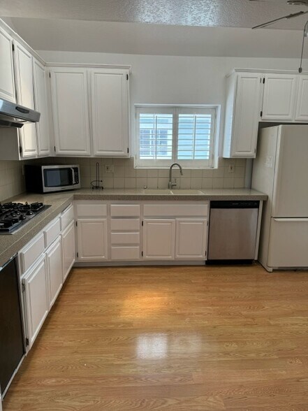 KITCHEN - 1102 S Catalina Ave