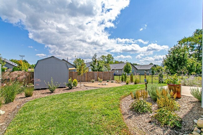 Building Photo - Newer Home
