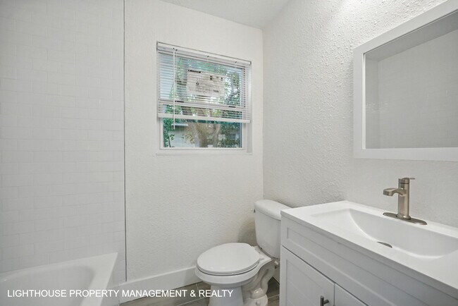 Building Photo - Renovated 3 Bed/2 Bath Home with Den & Off...
