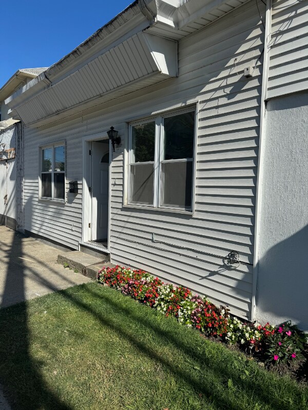 Building Photo - 106 E 5th St