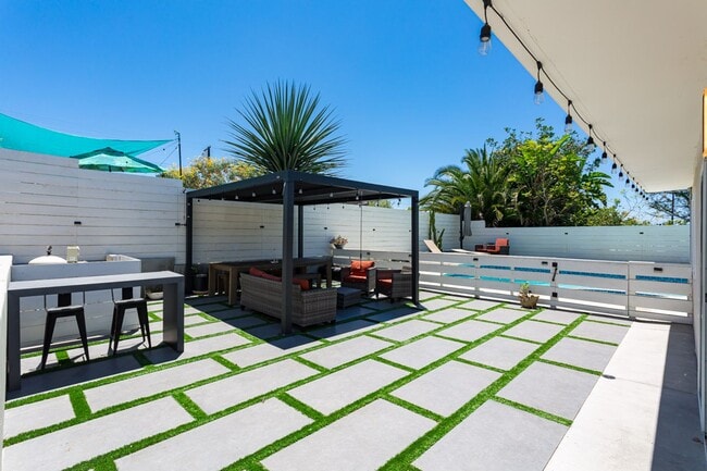 Building Photo - Contemporary Birdland Residence