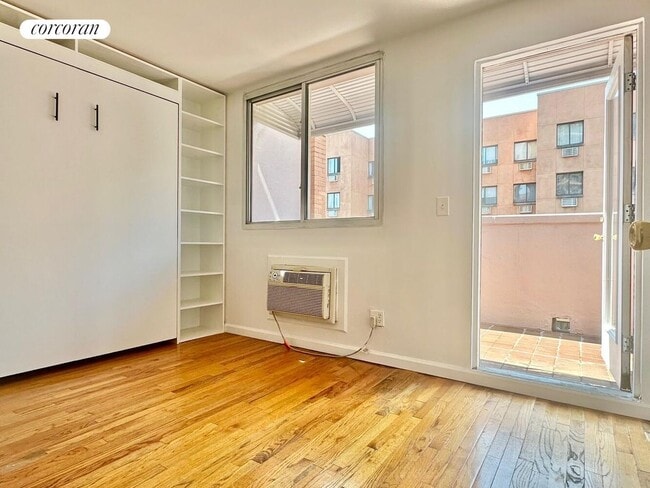 Building Photo - 422 E 10th St