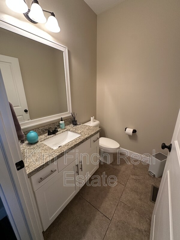 Building Photo - 201 Red Pine Dr