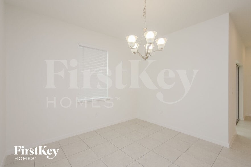 Building Photo - 328 Corbel Ln