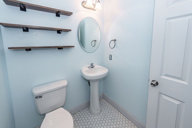 Building Photo - 3 Bedroom, 2.5 Bathroom Townhome in Oak Terrace Preserve - Park Circle