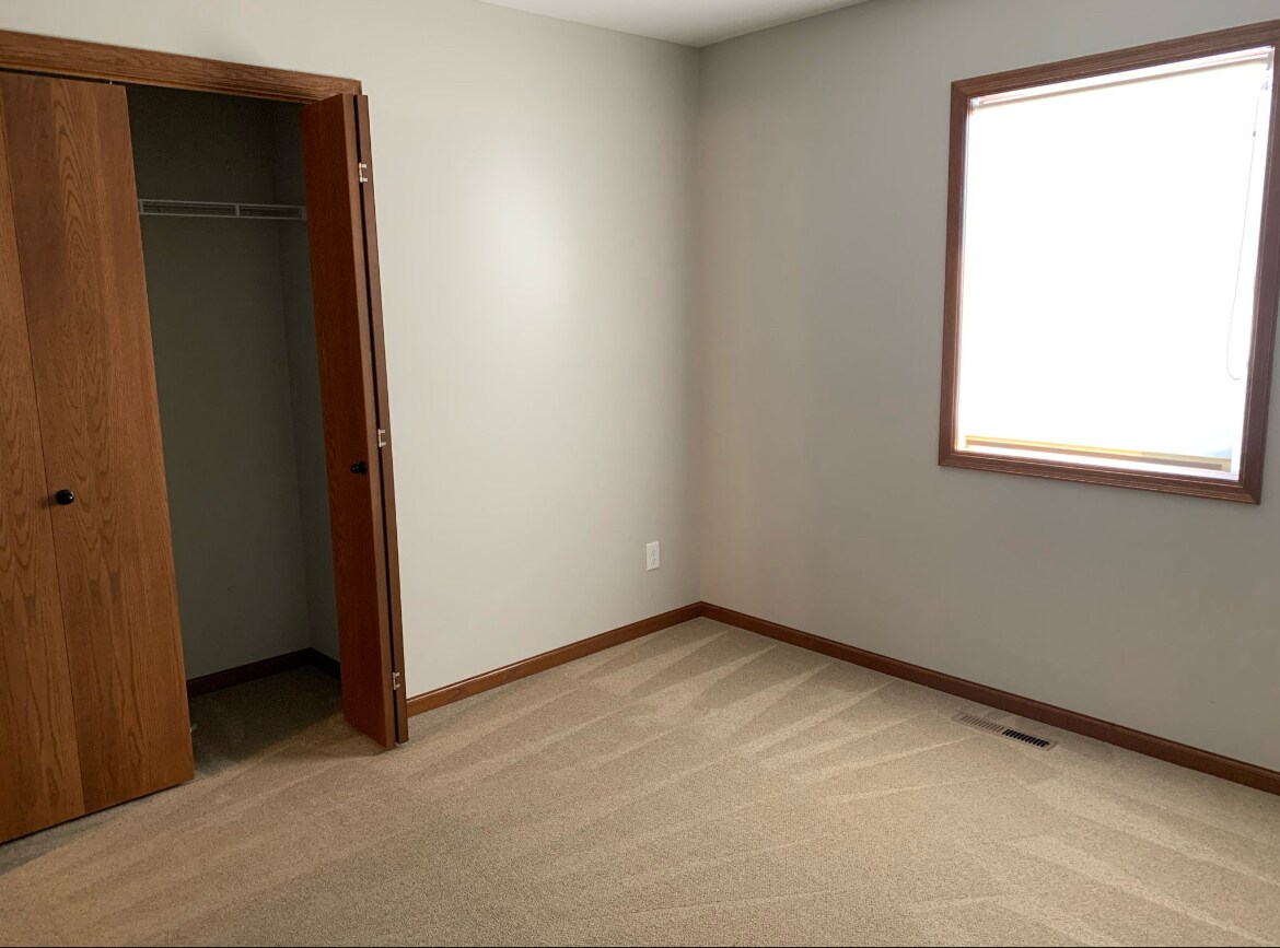 Bed #3 Main - 301 Grovebrook Ct