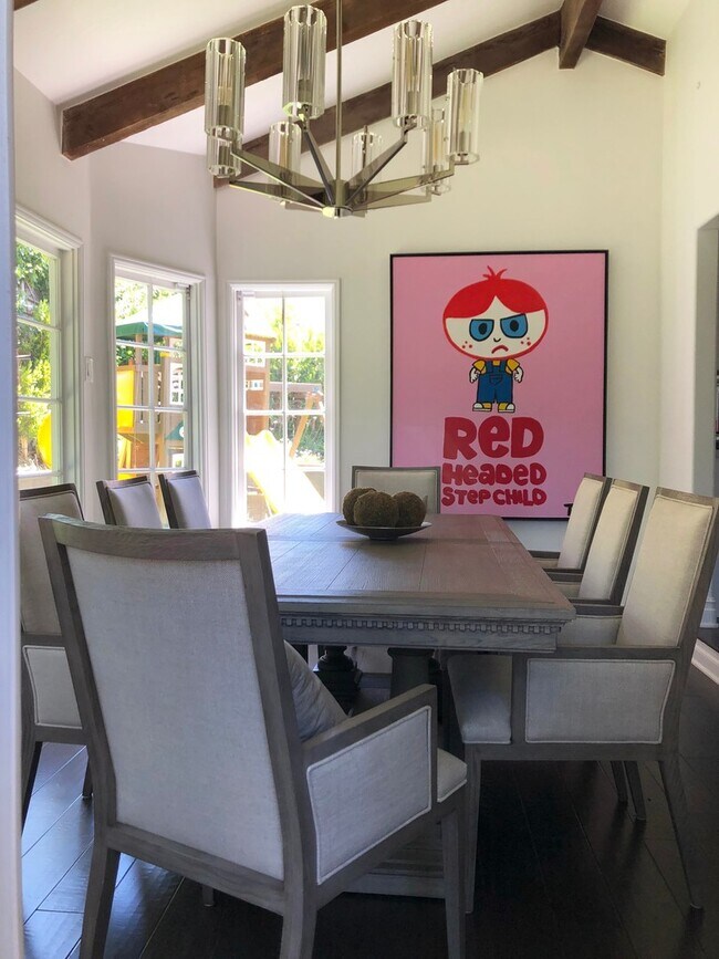 Building Photo - Luxury 5 Bed, 3 Bath - Entertainers Dream!